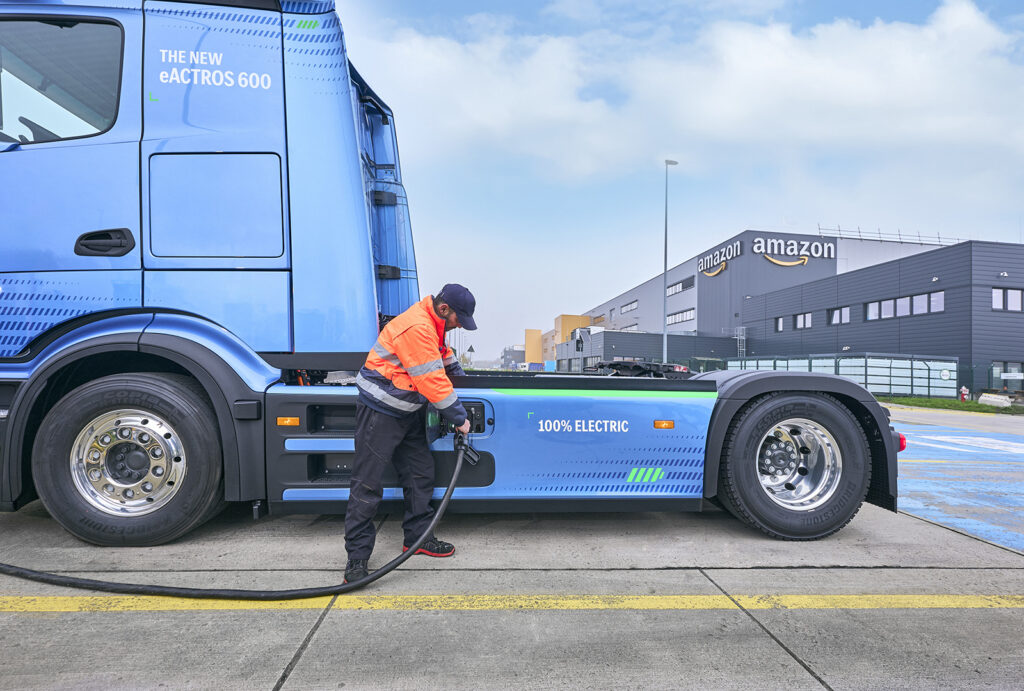 Amazon punta sul green: 200 nuovi Mercedes-Benz eActros 600 per il trasporto a lungo raggio sostenibile 9 Amazon