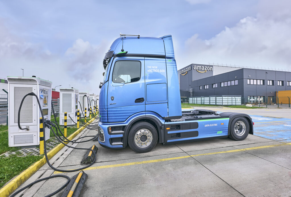 Amazon punta sul green: 200 nuovi Mercedes-Benz eActros 600 per il trasporto a lungo raggio sostenibile 8 Amazon