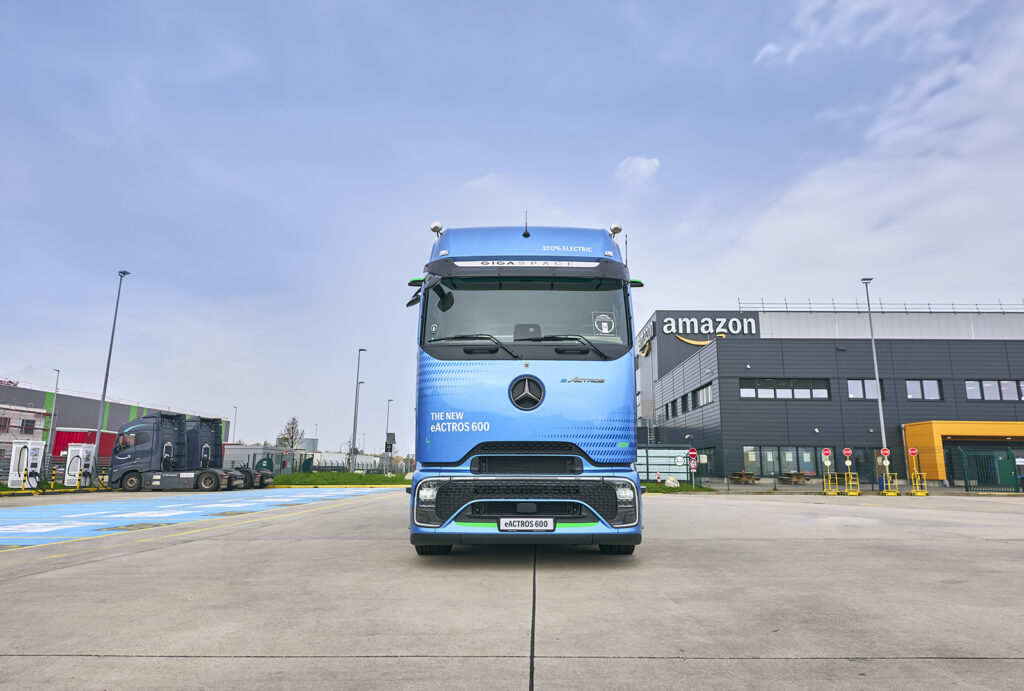Amazon punta sul green: 200 nuovi Mercedes-Benz eActros 600 per il trasporto a lungo raggio sostenibile 6 Amazon