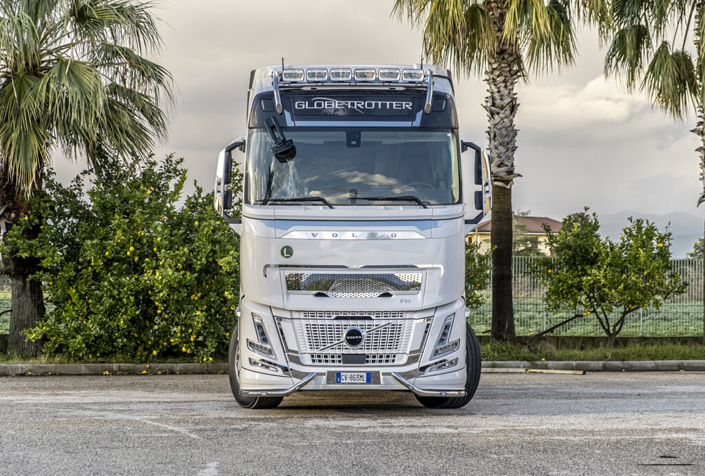 Acitoinox, l'azienda campana lancia nuovi accessori inediti per un Volvo FH Aero 500 5