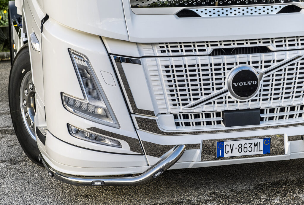 Acitoinox, l'azienda campana lancia nuovi accessori inediti per un Volvo FH Aero 500 6