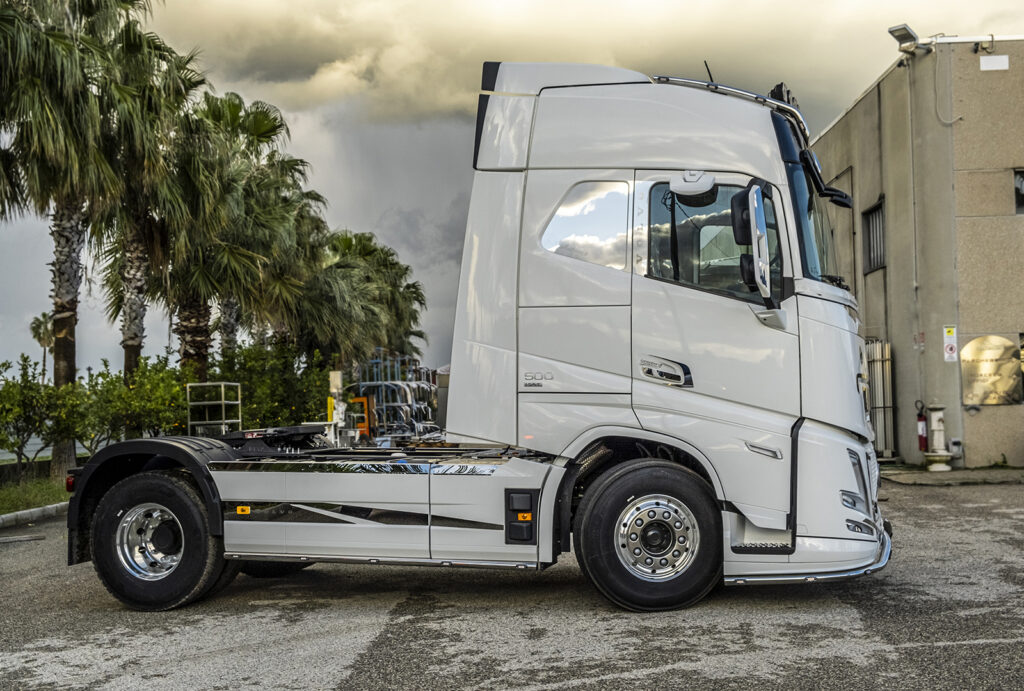 Acitoinox, l'azienda campana lancia nuovi accessori inediti per un Volvo FH Aero 500 7 Acitoinox