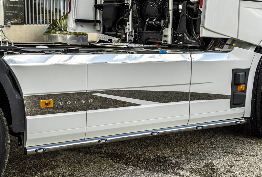 Acitoinox, l'azienda campana lancia nuovi accessori inediti per un Volvo FH Aero 500 4 Acitoinox