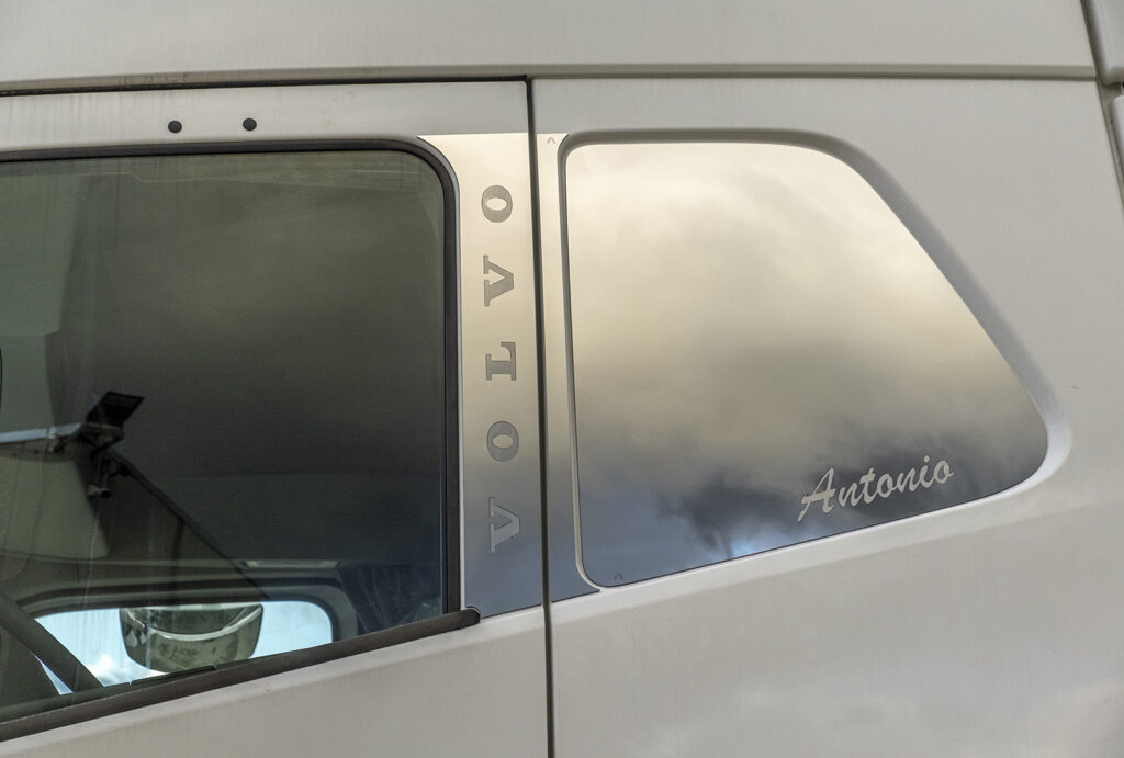 Acitoinox, l'azienda campana lancia nuovi accessori inediti per un Volvo FH Aero 500 2