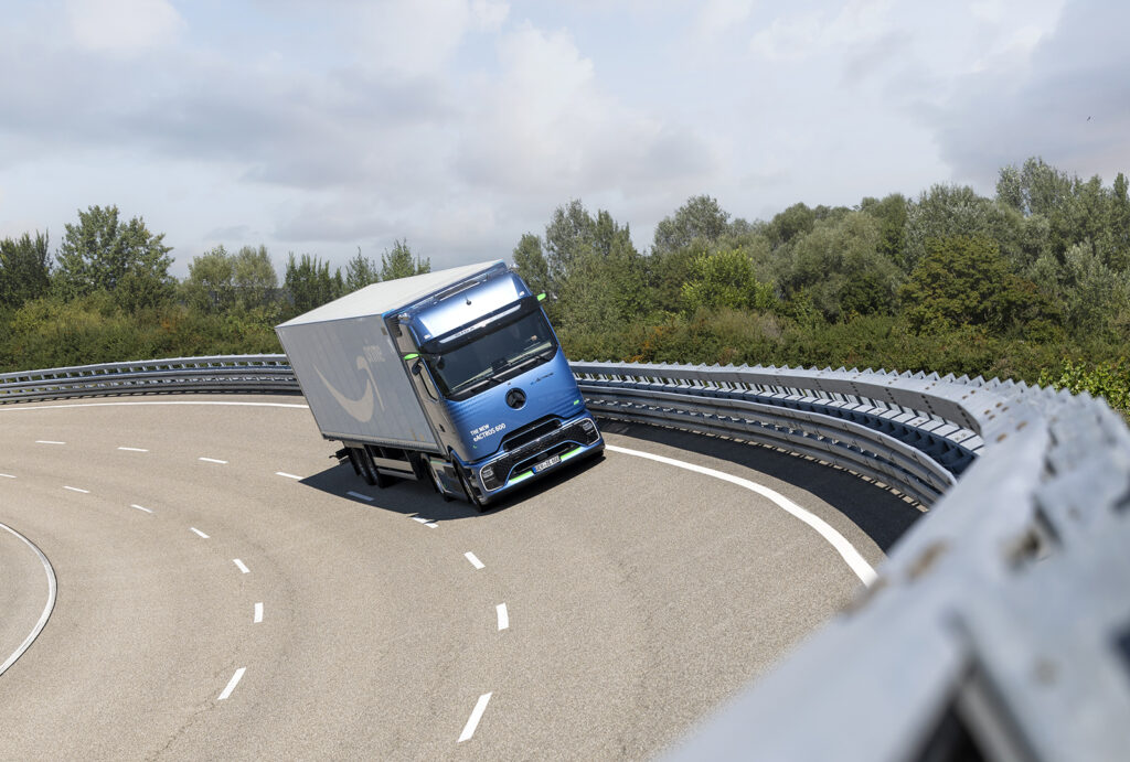 Amazon punta sul green: 200 nuovi Mercedes-Benz eActros 600 per il trasporto a lungo raggio sostenibile 2 Amazon