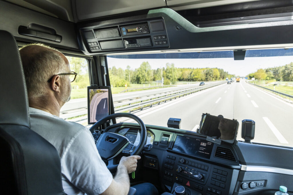 MAN Truck & Bus testa la logistica elettrica: il nuovo eTGX percorre 360 km senza ricarica per BMW 2