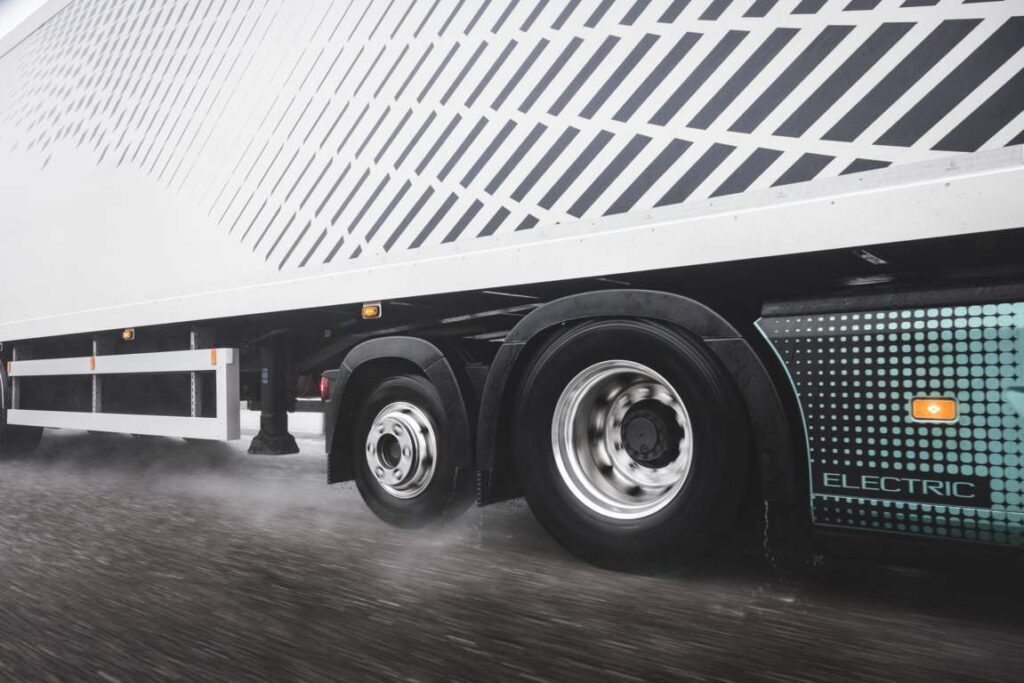 Volvo Trucks lancia il nuovo camion elettrico FH Aero Electric: fino a 600 km di autonomia per il trasporto pesante 2