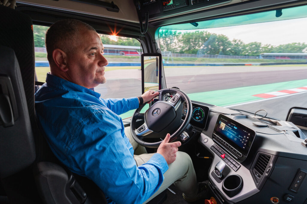 Mercedes-Benz Trucks conquista il Guinness World Record con l’eActros 600 in retromarcia 3