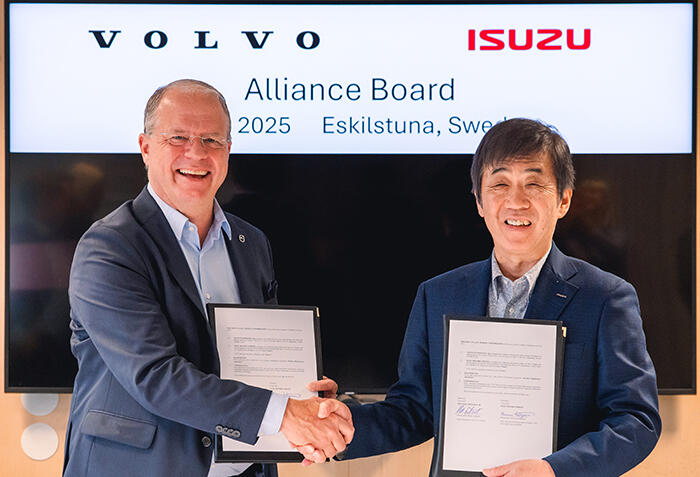 Presidente e CEO di Volvo Group, Martin Lundstedt (a sinistra), e il Presidente e CEO di Isuzu Motors, Masanori Katayama, si stringono la mano con fermezza durante la cerimonia di firma.