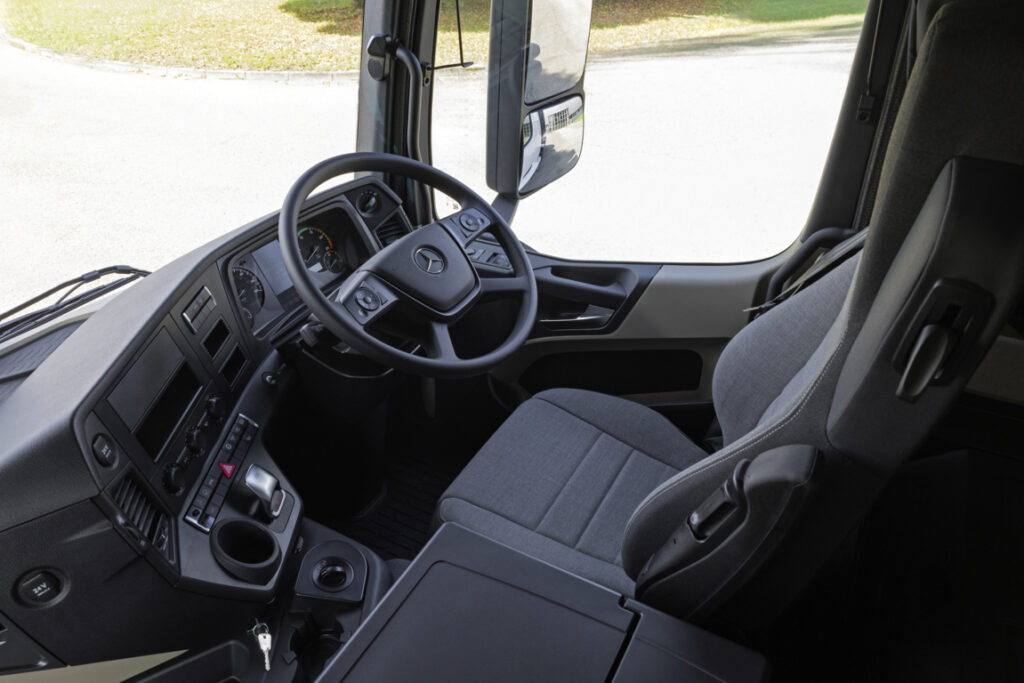 Daimler Truck lancia in Giappone i Mercedes-Benz Arocs e Actros per il trasporto eccezionale 2