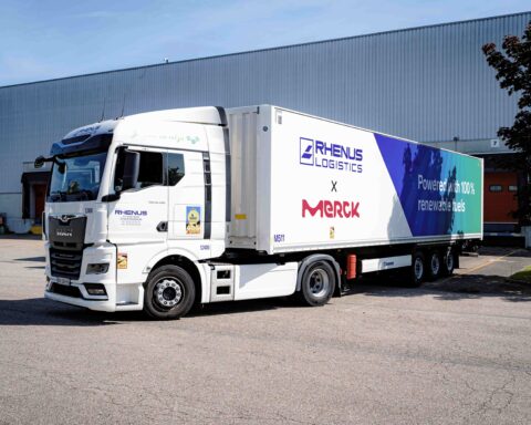 Nel giugno 2025, Rhenus e Merck hanno lanciato un servizio navetta alimentato a biodiesel B100 tra la sede Merck di Molsheim e il magazzino Rhenus di Strasburgo, in Francia. Crediti: Jérémy Baumert - Rhenus Logistics x Merck