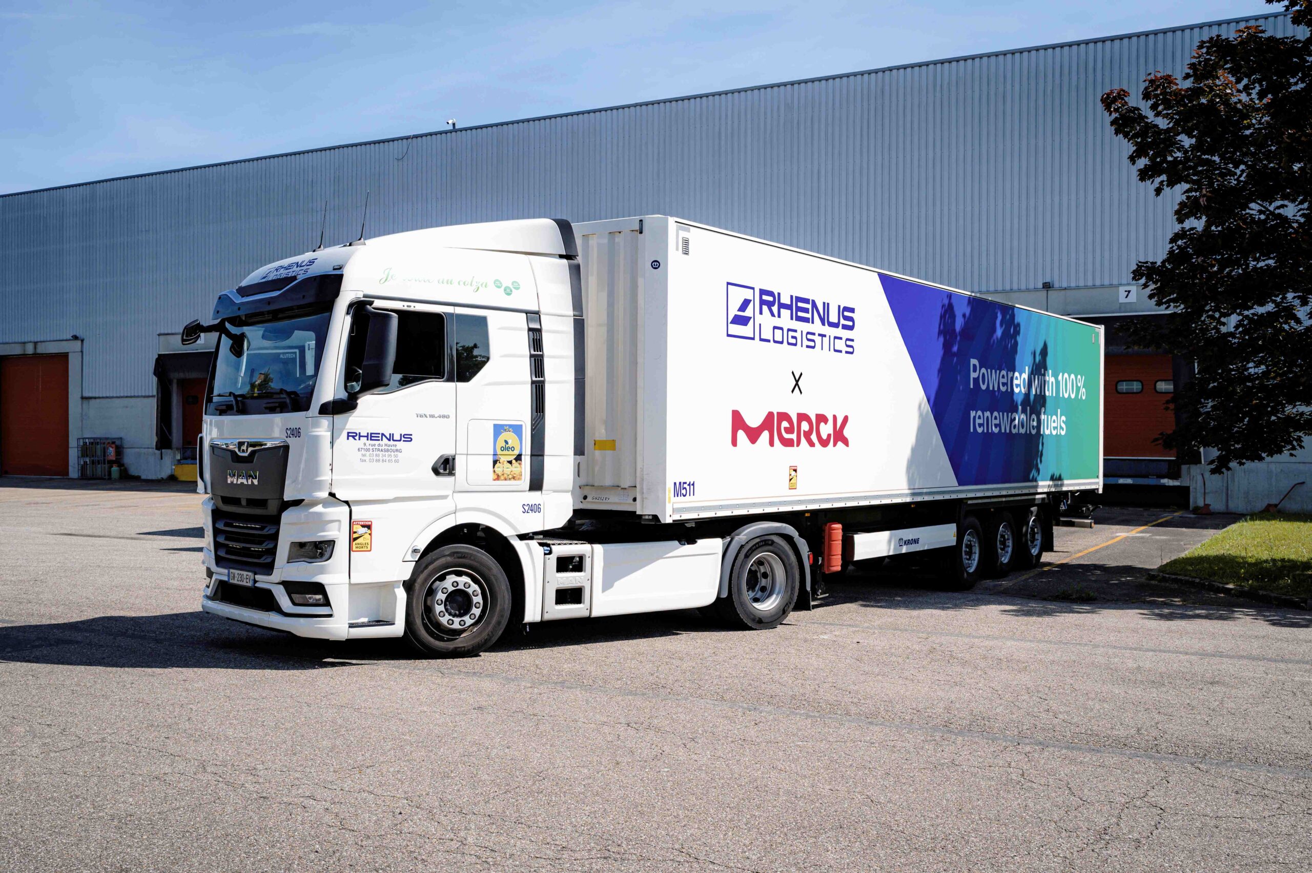 Rhenus amplia la propria leadership nella logistica per le energie rinnovabili 1 Nel giugno 2025, Rhenus e Merck hanno lanciato un servizio navetta alimentato a biodiesel B100 tra la sede Merck di Molsheim e il magazzino Rhenus di Strasburgo, in Francia. Crediti: Jérémy Baumert - Rhenus Logistics x Merck