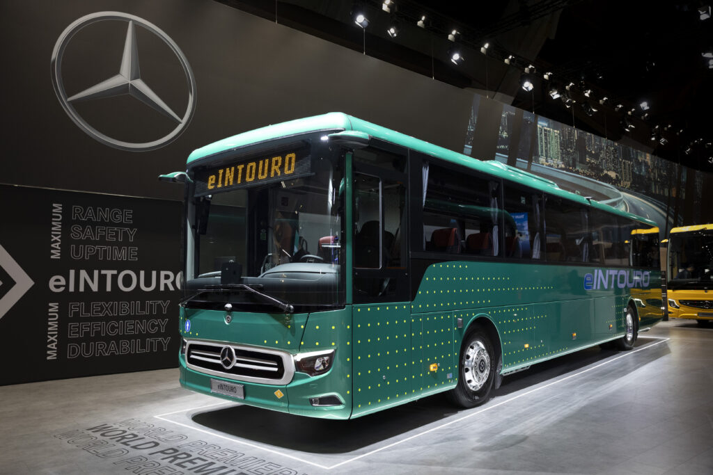 Mercedes-Benz eIntouro: debutto mondiale per l’intercity elettrico di Daimler Buses 4