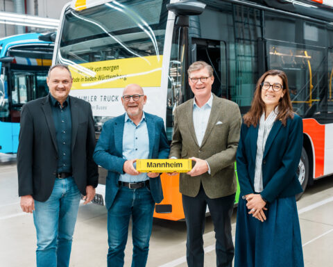 Stabilimento Daimler Buses di Mannheim: il Ministro dei Trasporti del Baden-Württemberg si informa sugli autobus elettrici urbani