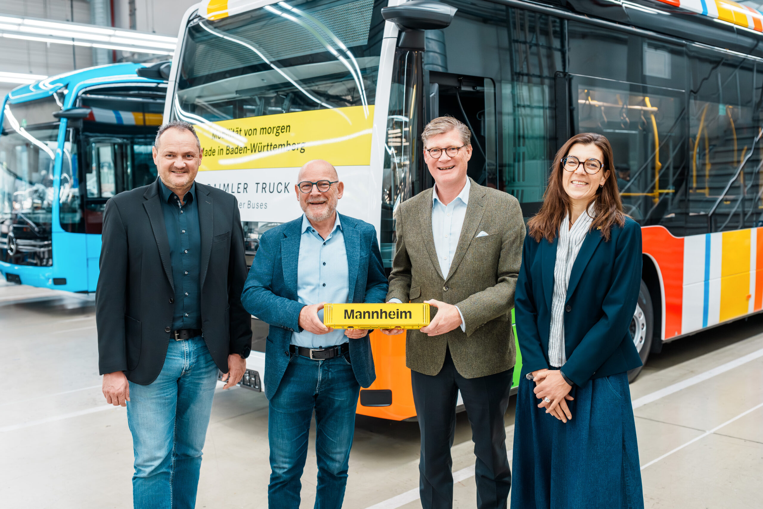Stabilimento Daimler Buses di Mannheim: il Ministro dei Trasporti del Baden-Württemberg si informa sugli autobus elettrici urbani