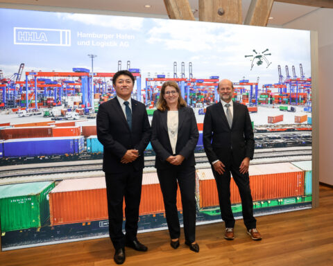 Daimler Truck, HHLA e Kawasaki Heavy Industries avviano una partnership strategica per creare una catena di approvvigionamento di idrogeno liquido in Europa.