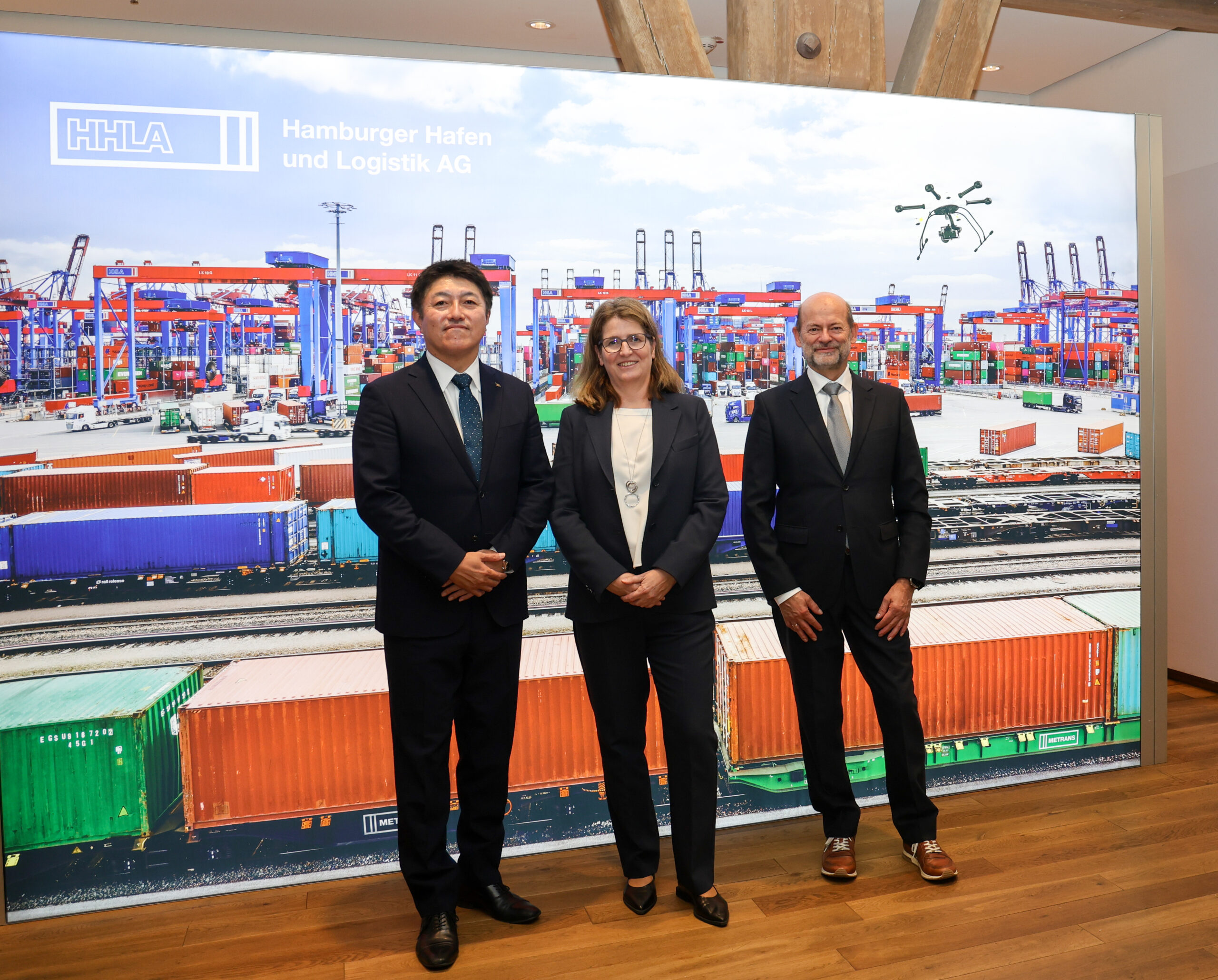 Daimler Truck, HHLA e Kawasaki Heavy Industries avviano una partnership strategica per creare una catena di approvvigionamento di idrogeno liquido in Europa.