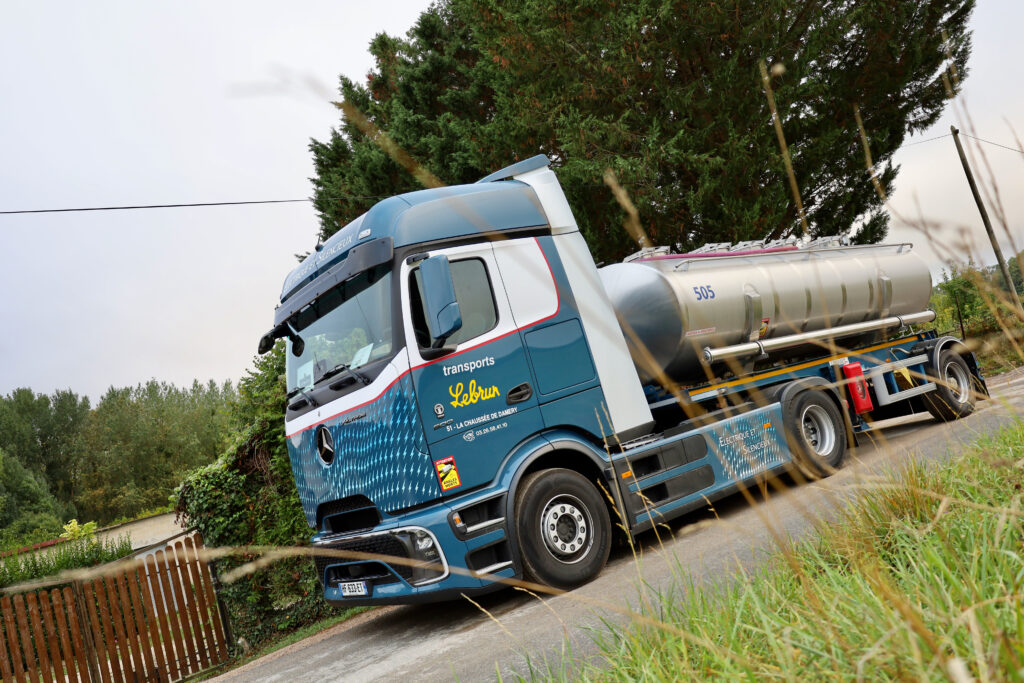 Mercedes-Benz Trucks testa l’eActros 600 per il trasporto elettrico industriale nella vendemmia dello Champagne 2