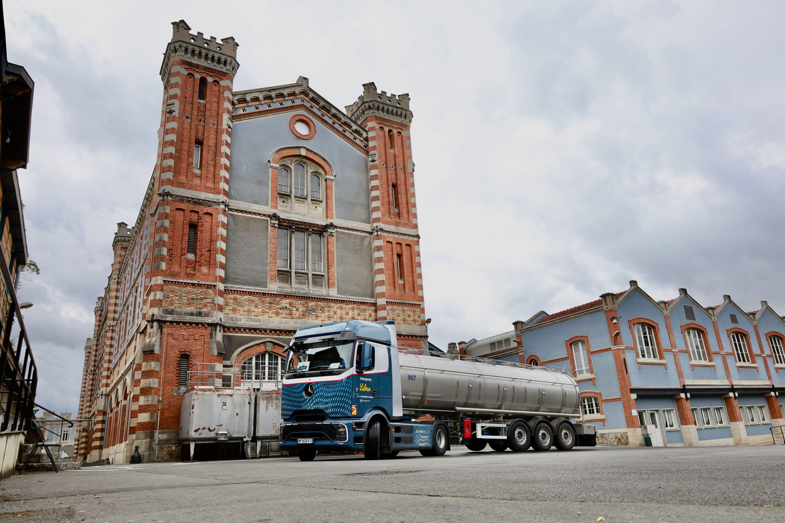 Mercedes-Benz Trucks testa l’eActros 600 per il trasporto elettrico industriale nella vendemmia dello Champagne 1 Dall’elettricità alla spuma: eActros 600 in azione durante la vendemmia