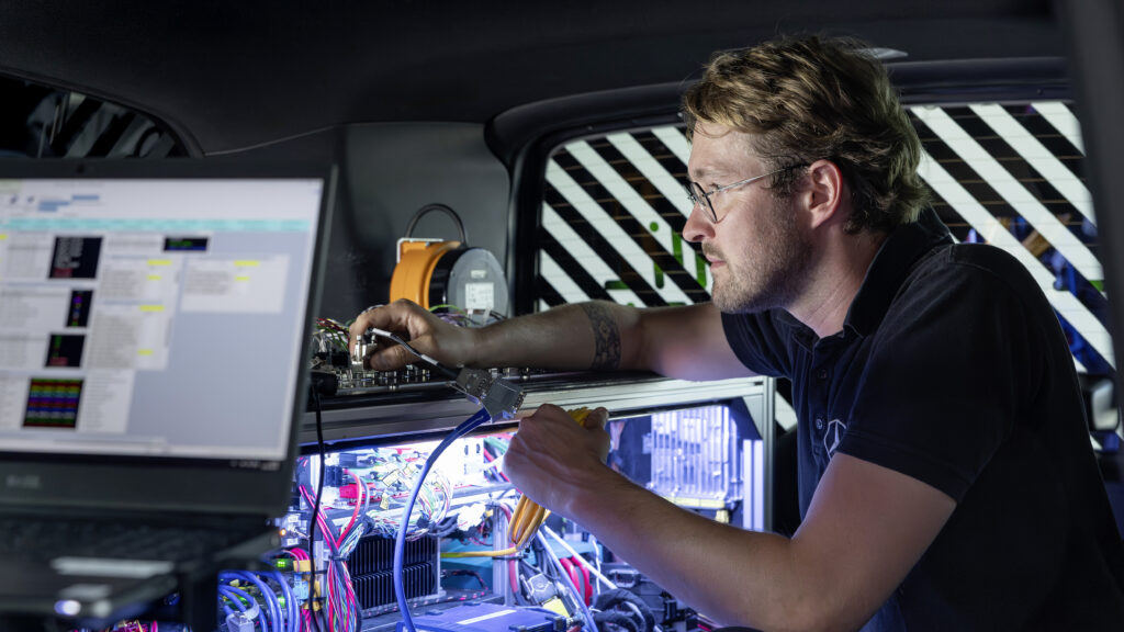 Mercedes-Benz ELF, il laboratorio mobile che rivoluziona la ricarica elettrica 5