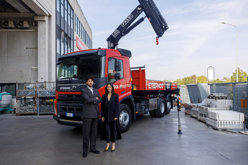 Eternoo rinnova la flotta con Volvo e Fassi: verso una logistica edile sostenibile 3 La rete Eternoo punta su 25 nuovi Volvo FMX con gru Fassi F155A
