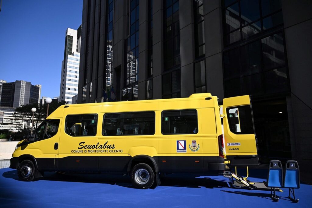 IVECO BUS fornisce 87 scuolabus elettrici alla Campania: al via il rinnovo green del trasporto scolastico 2