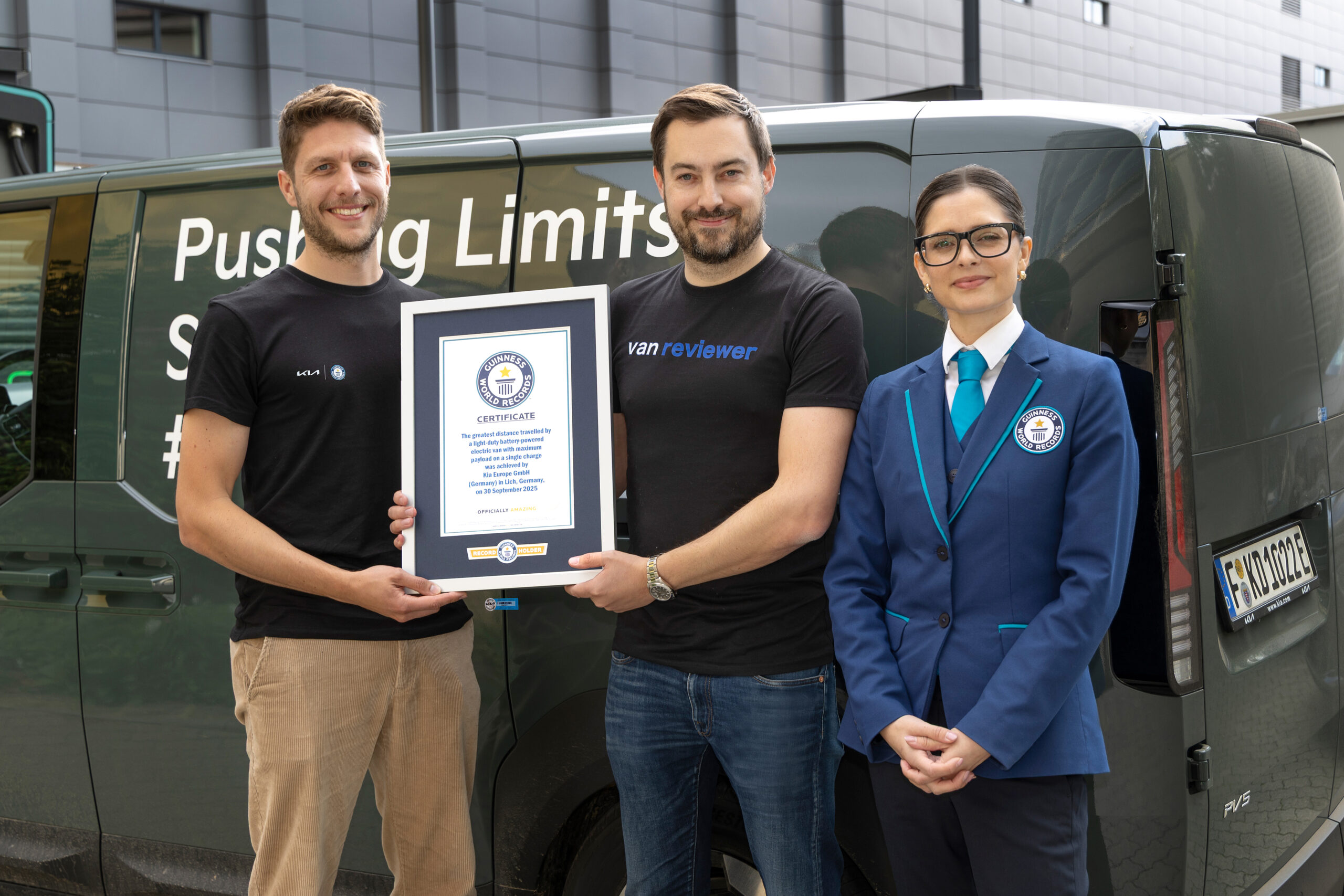 Kia entra nel Guinness con PV5: nuovo record mondiale per i furgoni elettrici 1 kia-corporate-GWR