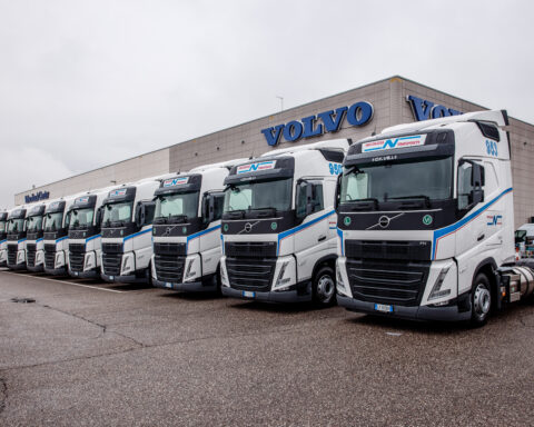 Nicolosi Trasporti integra 19 Volvo FH LNG per una logistica sostenibile e a basse emissioni. Bio-LNG, efficienza e tecnologia Volvo Trucks per un trasporto green nella GDO.