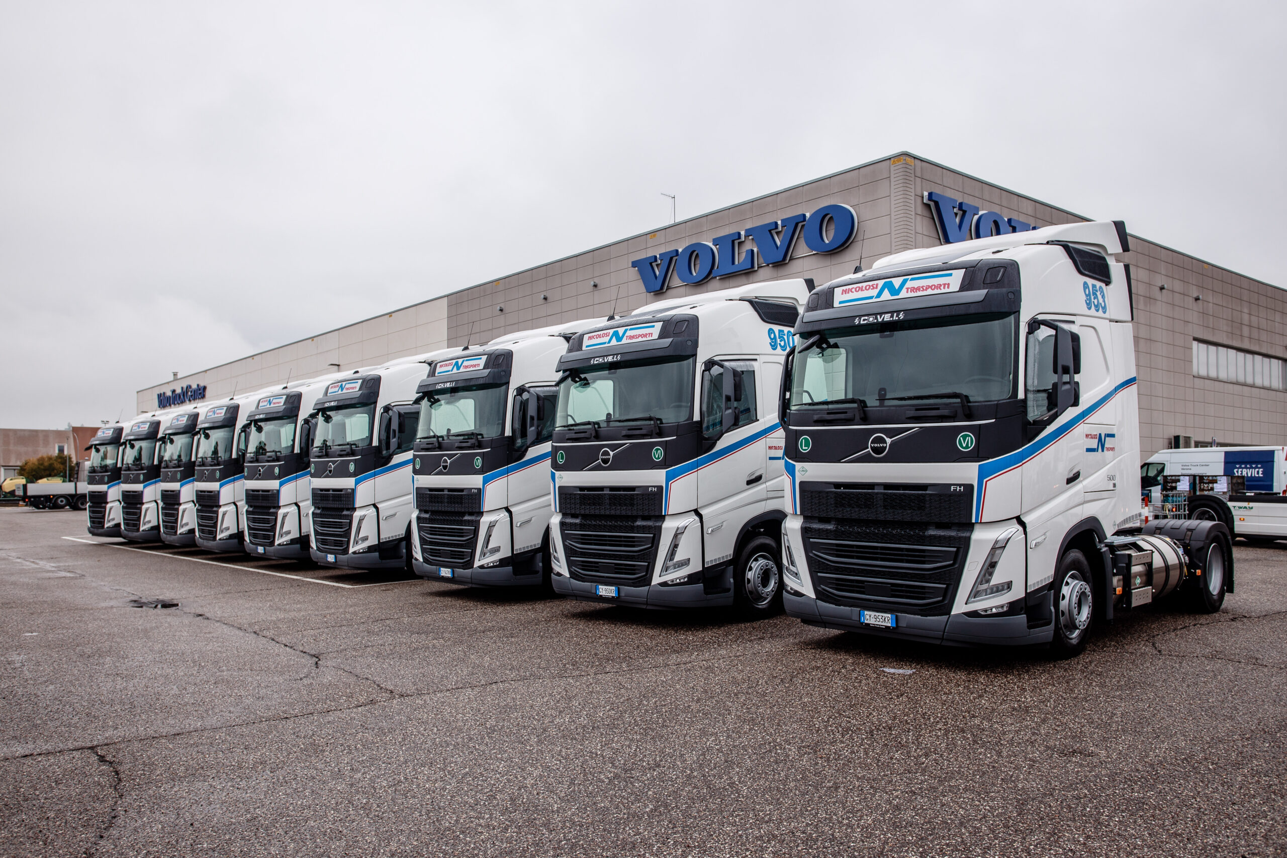 Nicolosi Trasporti integra 19 Volvo FH LNG per una logistica sostenibile e a basse emissioni. Bio-LNG, efficienza e tecnologia Volvo Trucks per un trasporto green nella GDO.