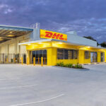DHL Express, leader globale nella logistica, opera in oltre 220 Paesi con circa 600.000 collaboratori e continua a distinguersi per l’eccellenza dei suoi ambienti di lavoro.