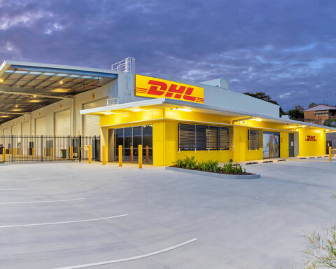 DHL Express, leader globale nella logistica, opera in oltre 220 Paesi con circa 600.000 collaboratori e continua a distinguersi per l’eccellenza dei suoi ambienti di lavoro.