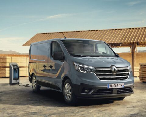 Renault punta su Trafic E-Tech Electric e allestimenti personalizzati per consolidare la sua posizione nei veicoli commerciali elettrici.