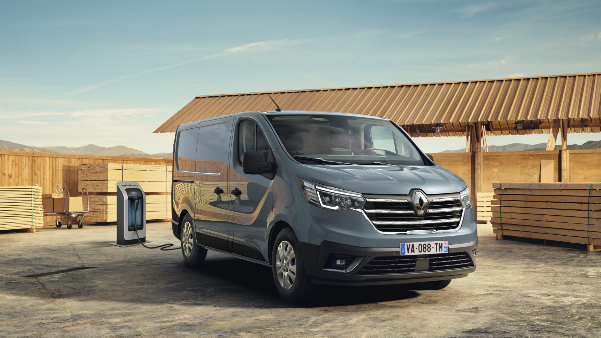 Renault punta su Trafic E-Tech Electric e allestimenti personalizzati per consolidare la sua posizione nei veicoli commerciali elettrici.