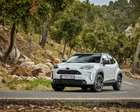 Toyota Yaris Cross, protagonista del mercato italiano: a ottobre 2025 è il secondo modello più venduto, confermando il successo della strategia full hybrid del brand.