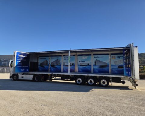 Scrigno Intermodale di TMT International, il semirimorchio presentato a Solutrans 2025, coniuga apertura laterale totale, guida autonoma e sostenibilità, segnando una nuova frontiera per il trasporto intermodale europeo.