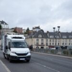 Veicolo commerciale IVECO con sistema di frenata rigenerativa sviluppato con TELMA e Petit Forestier per un trasporto più sostenibile.