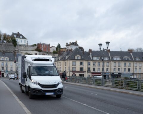 Veicolo commerciale IVECO con sistema di frenata rigenerativa sviluppato con TELMA e Petit Forestier per un trasporto più sostenibile.