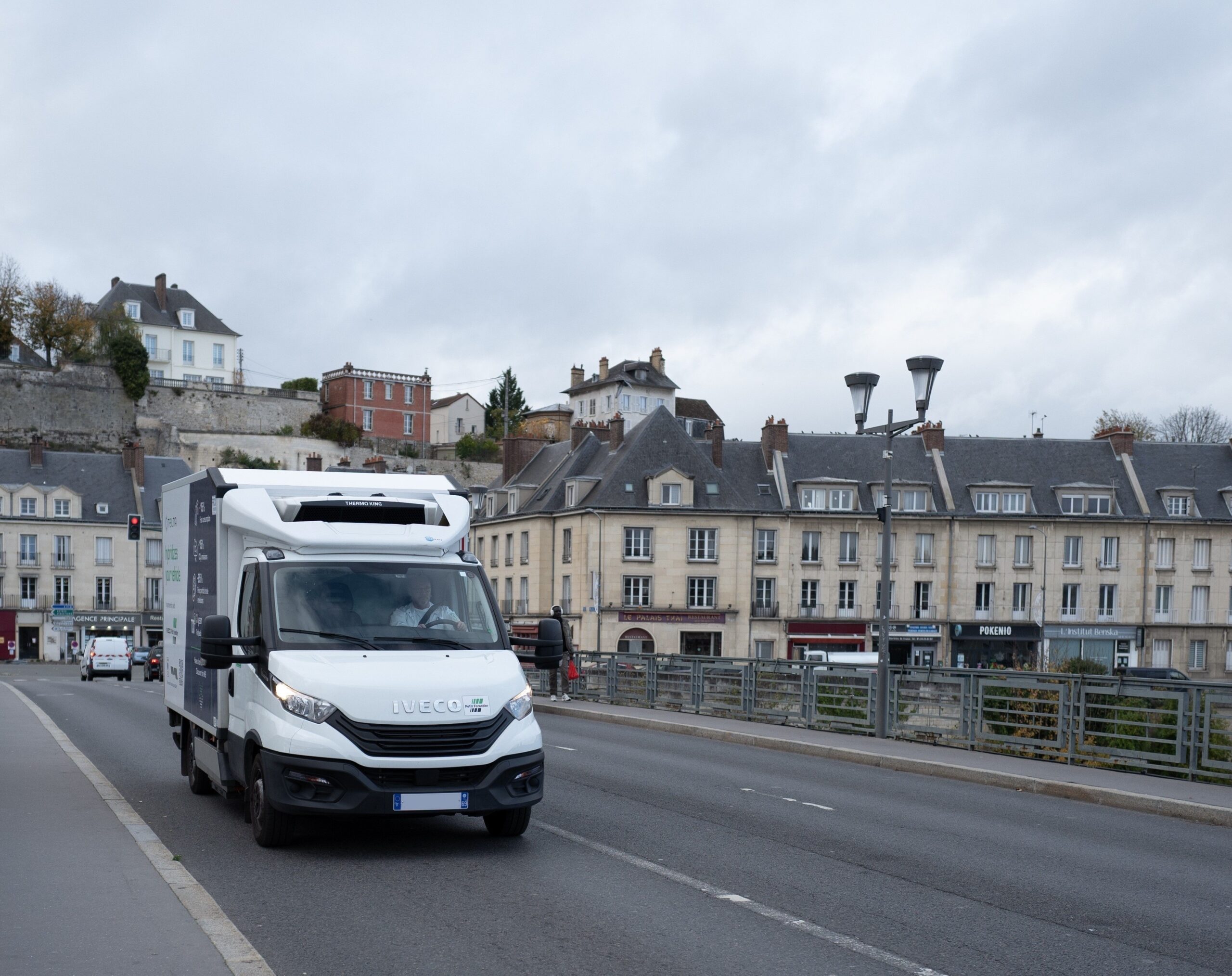 Veicolo commerciale IVECO con sistema di frenata rigenerativa sviluppato con TELMA e Petit Forestier per un trasporto più sostenibile.