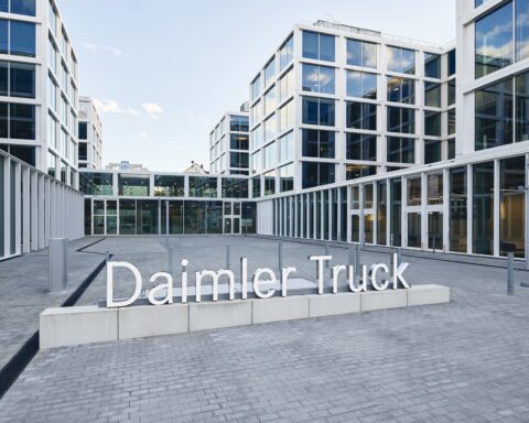 PwC nuovo revisore legale di Daimler Truck dal 2027, sostituirà KPMG per obbligo normativo europeo.
