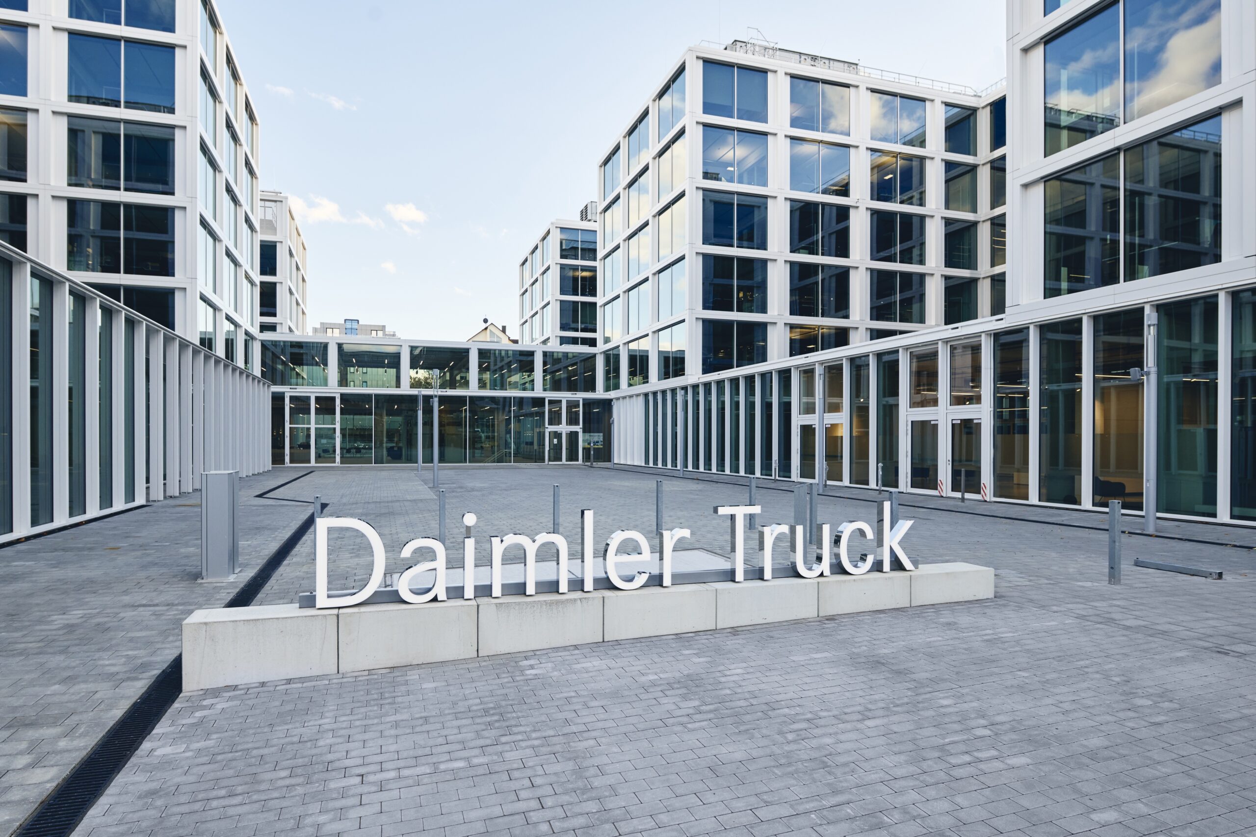 PwC nuovo revisore legale di Daimler Truck dal 2027, sostituirà KPMG per obbligo normativo europeo.