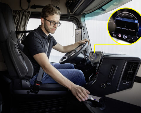 Un camion Mercedes-Benz Trucks di nuova generazione, equipaggiato con sistemi di assistenza alla guida avanzati per una maggiore sicurezza stradale.