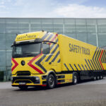 Mercedes-Benz Trucks e Daimler Buses presentano il nuovo Safety Truck elettrico nell’ambito dell’iniziativa “Deutschland blickt’s”, promossa per migliorare la sicurezza stradale in un contesto di crescente mobilità elettrica.
