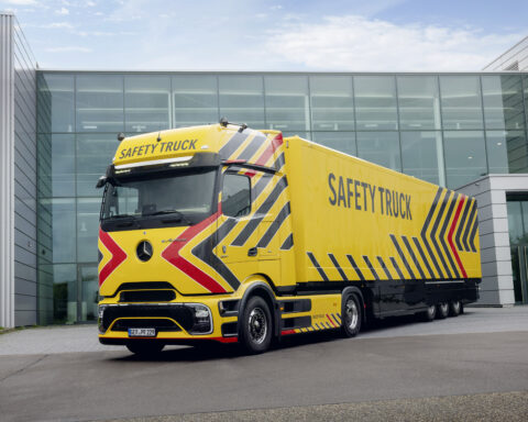 Mercedes-Benz Trucks e Daimler Buses presentano il nuovo Safety Truck elettrico nell’ambito dell’iniziativa “Deutschland blickt’s”, promossa per migliorare la sicurezza stradale in un contesto di crescente mobilità elettrica.