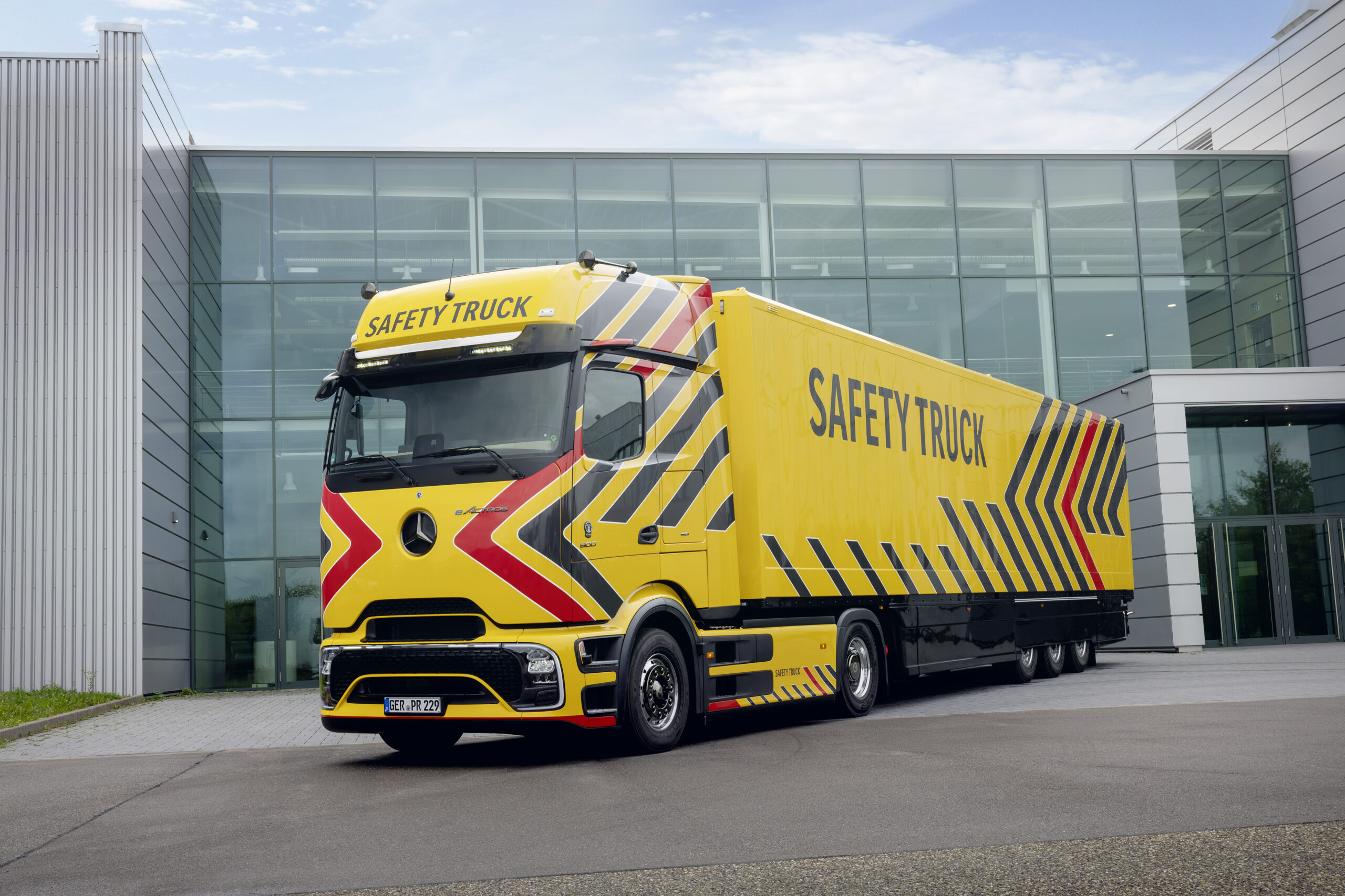 Mercedes-Benz Trucks e Daimler Buses presentano il nuovo Safety Truck elettrico nell’ambito dell’iniziativa “Deutschland blickt’s”, promossa per migliorare la sicurezza stradale in un contesto di crescente mobilità elettrica.