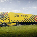 Il nuovo Safety Truck di Mercedes-Benz Trucks, basato sull’eActros 600, integra sistemi avanzati di assistenza alla guida e tecnologie di sicurezza attiva e passiva per ridurre drasticamente il rischio di incidenti sulle strade europee.