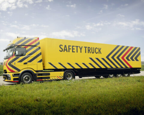 Il nuovo Safety Truck di Mercedes-Benz Trucks, basato sull’eActros 600, integra sistemi avanzati di assistenza alla guida e tecnologie di sicurezza attiva e passiva per ridurre drasticamente il rischio di incidenti sulle strade europee.