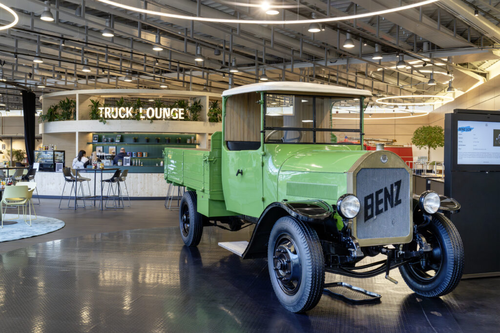 Mercedes-Benz Trucks inaugura il nuovo Customer Experience Center: spazio rinnovato, focus sull’esperienza 3