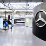 Mercedes-Benz Trucks inaugura il nuovo Customer Experience Center a Wörth: uno spazio immersivo dove innovazione, storia e relazioni con clienti e partner si fondono per ridefinire la customer experience del trasporto.