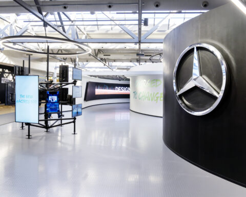 Mercedes-Benz Trucks inaugura il nuovo Customer Experience Center a Wörth: uno spazio immersivo dove innovazione, storia e relazioni con clienti e partner si fondono per ridefinire la customer experience del trasporto.