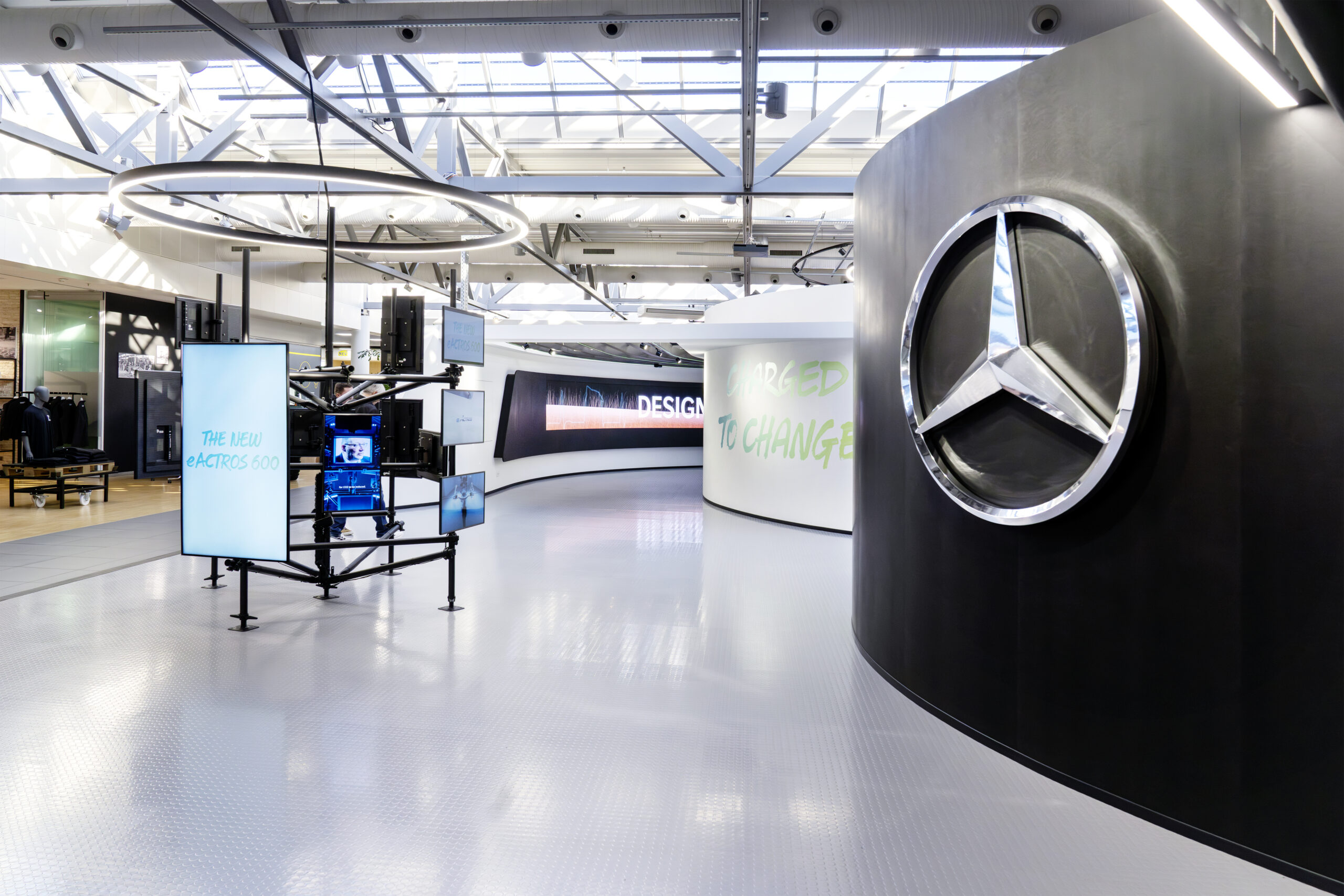 Mercedes-Benz Trucks inaugura il nuovo Customer Experience Center a Wörth: uno spazio immersivo dove innovazione, storia e relazioni con clienti e partner si fondono per ridefinire la customer experience del trasporto.